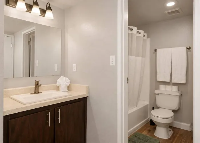 Retreat Near Asu 2 Bedroom Pools Gym Parking Pet-friendly Apartment *