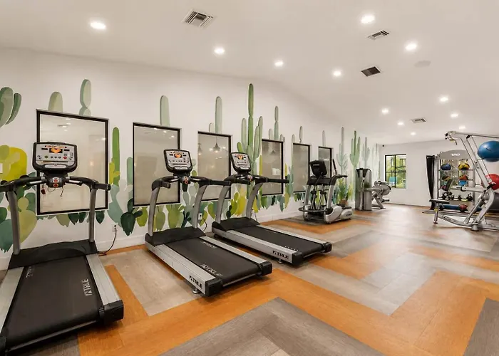 Apartment Retreat Near Asu 2 Bedroom Pools Gym Parking Pet-friendly *